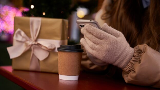 how-to-deliver-a-warm-holiday-gift-experience-with-starbucks